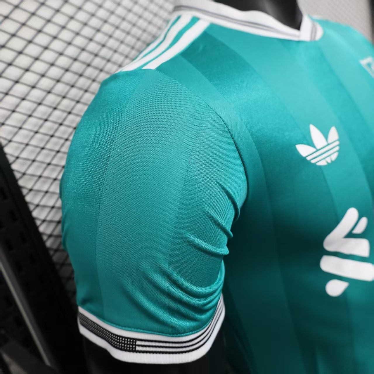 Ливерпул - Гостински Дрес 25/26