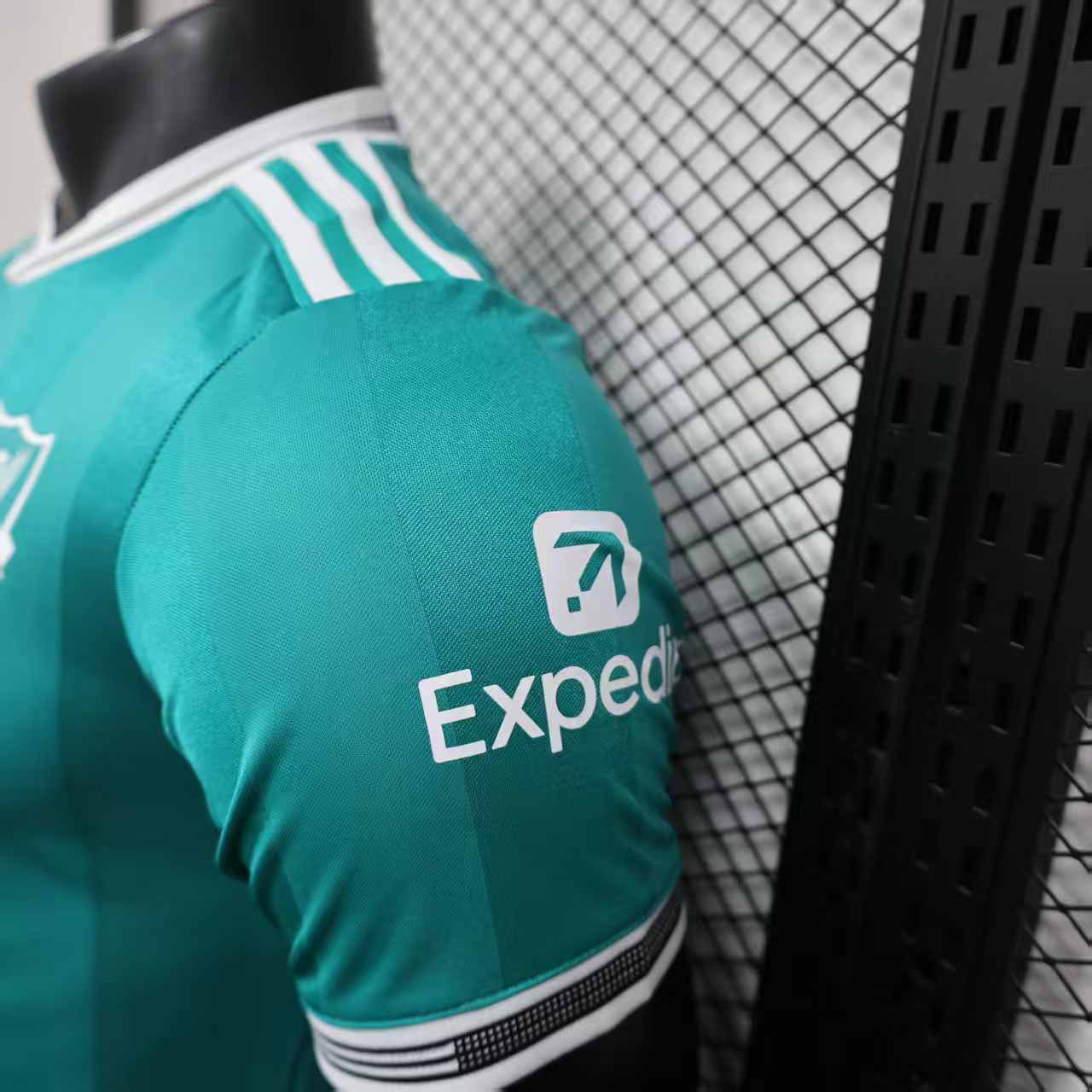 Ливерпул - Гостински Дрес 25/26