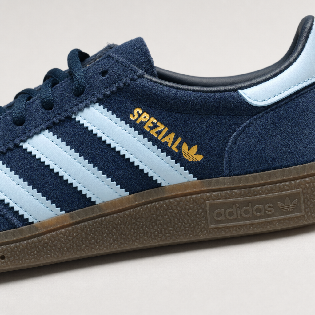 Adidas Handball Spezial - Navy / Light Blue – детал на материјалот и страничните линии