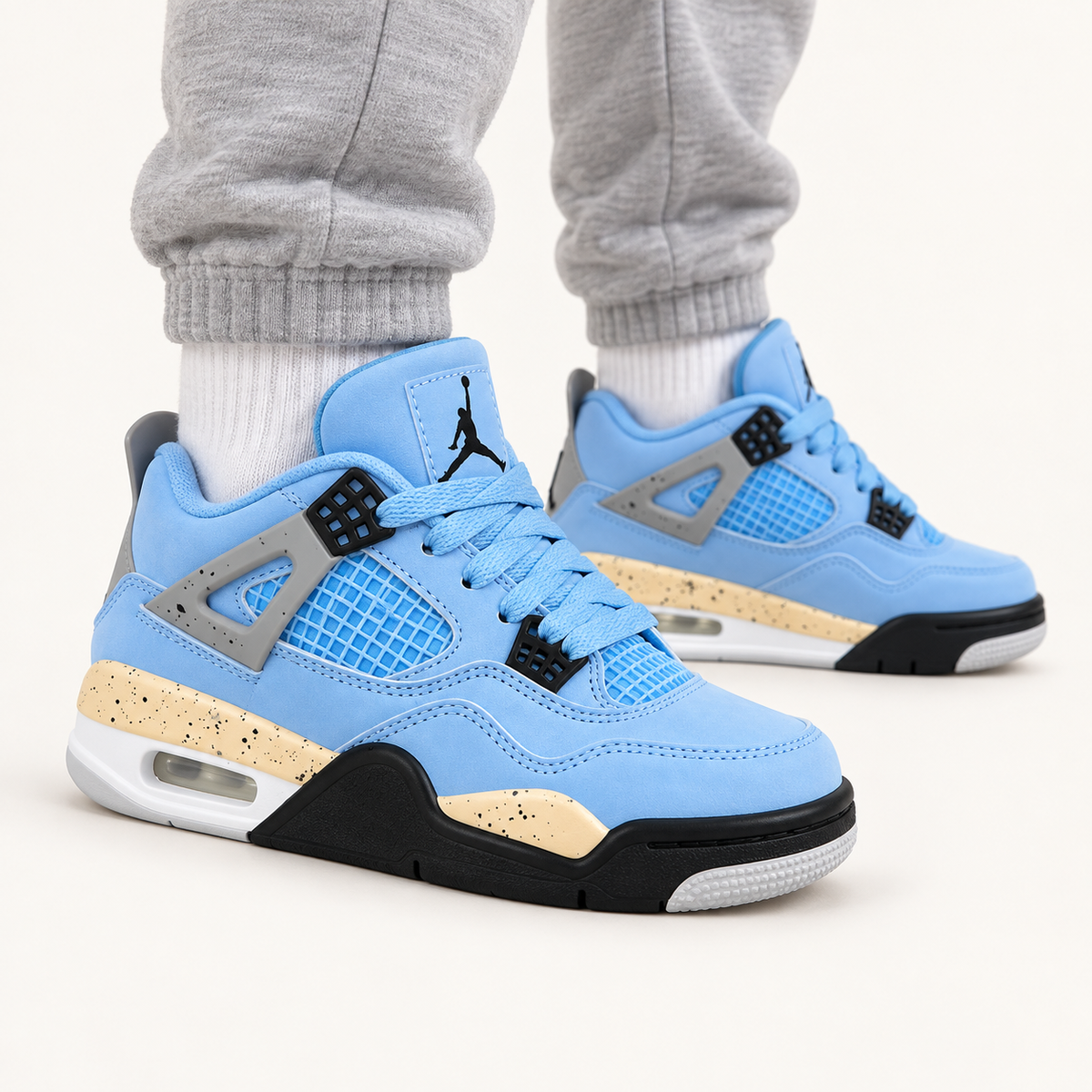 Air Jordan 4 Kids - University Blue — на нозе