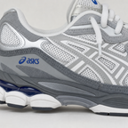 ASICS GEL-NYC - White / Grey / Blue – детал на материјалот и страничните линии