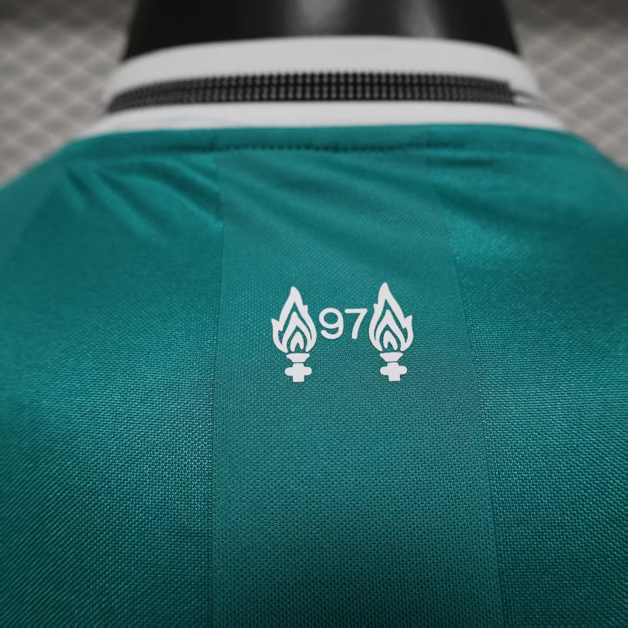 Ливерпул - Гостински Дрес 25/26