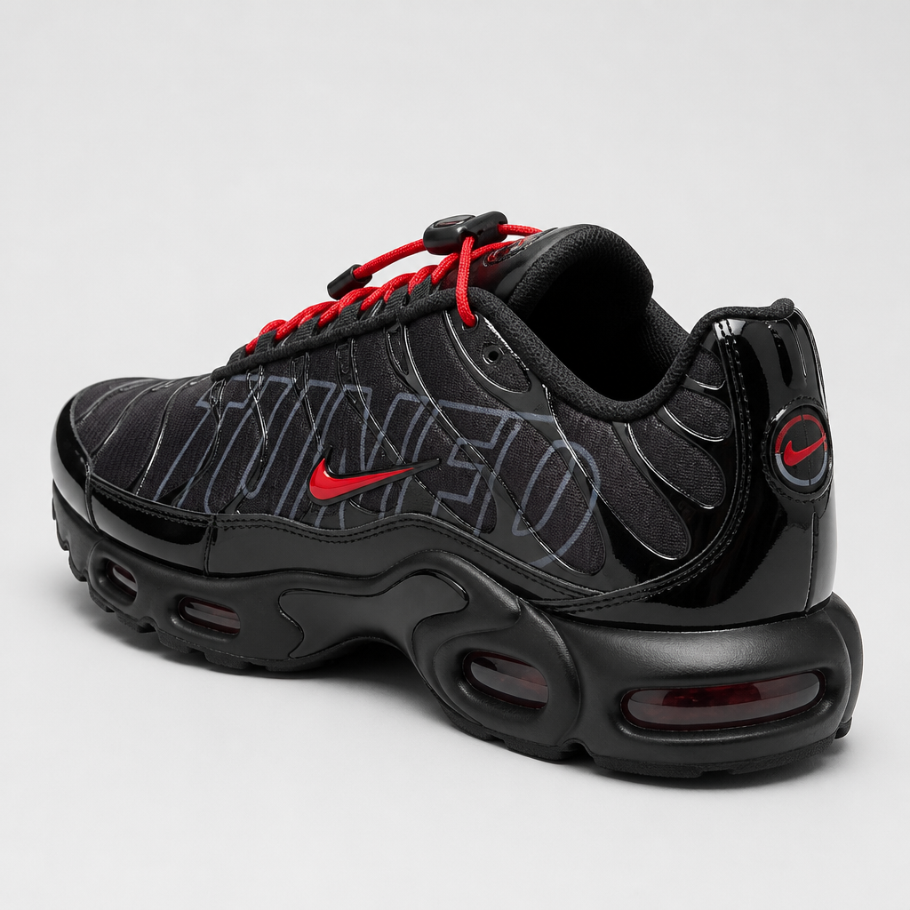 Nike Air Max Plus Tuned Air црно-црвени патики - агол одназад десно