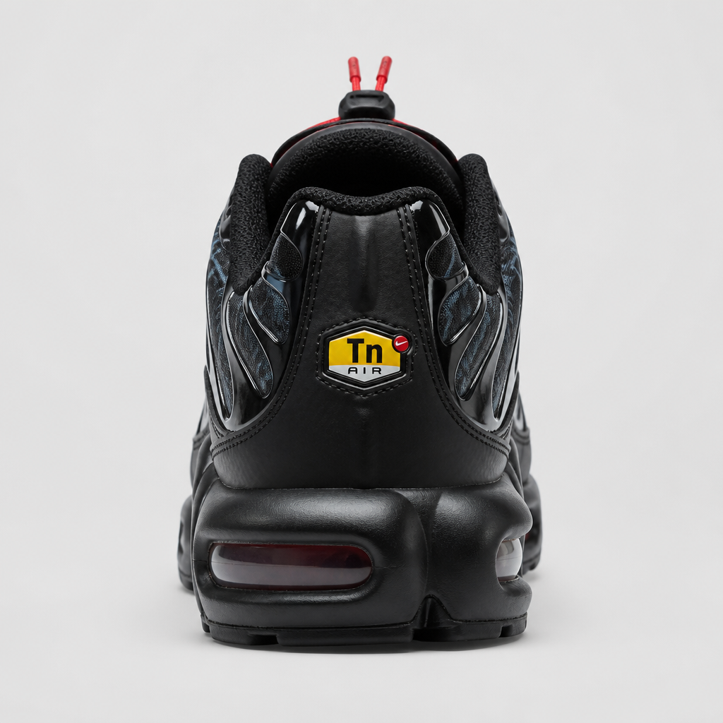 Nike Air Max Plus Tuned Air црно-црвени патики - задна страна со Tn ознака