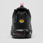 Nike Air Max Plus Tuned Air црно-црвени патики - задна страна со Tn ознака