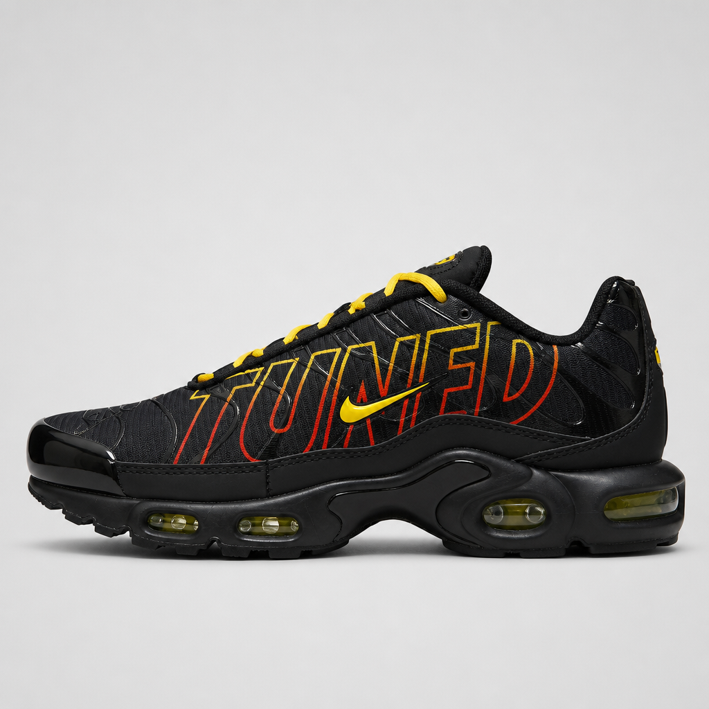 Nike Air Max Plus Tuned Air Sunrise црни патики со жолт-црвен натпис - страничен профил
