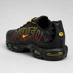 Nike Air Max Plus Tuned Air Sunrise црни патики - агол одназад десно