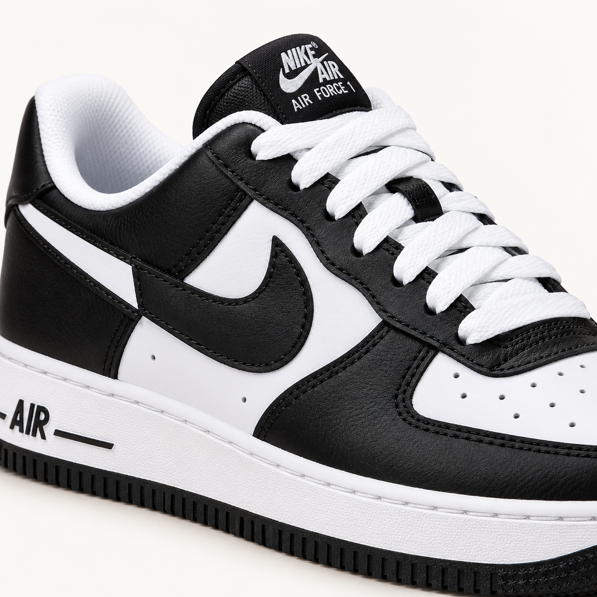 Nike Air Force 1 - Black / White — детал