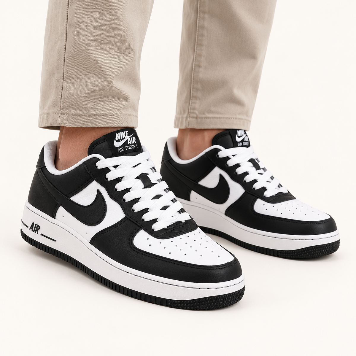 Nike Air Force 1 - Black / White — на нозе