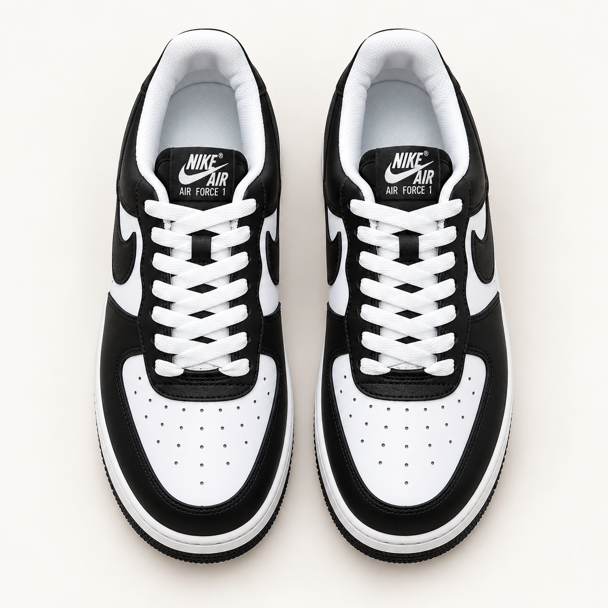 Nike Air Force 1 - Black / White — поглед одозгора