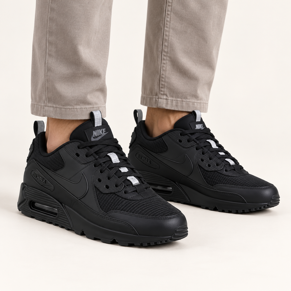 Nike Air Max 90 Drift - Triple Black — на нозе