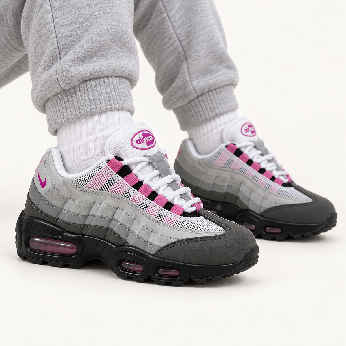 Nike Air Max 95 Kids - Grey / Pink — на нозе