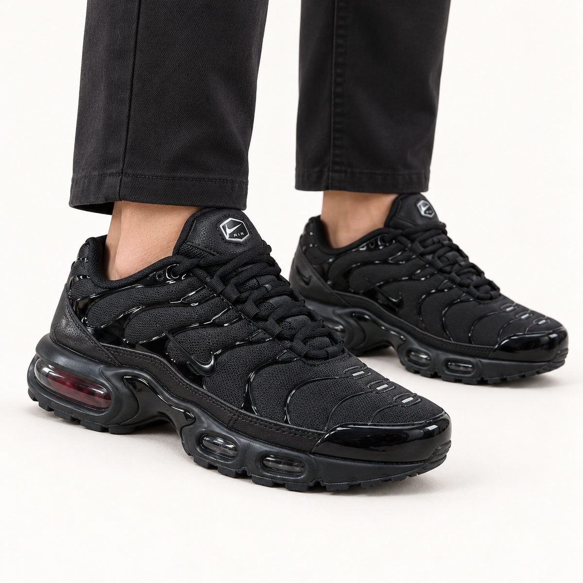 Nike Air Max Plus (TN) - Black / Reflective — на нозе
