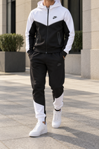 Nike Tech Fleece - White/Black — изглед на модел во градска сцена