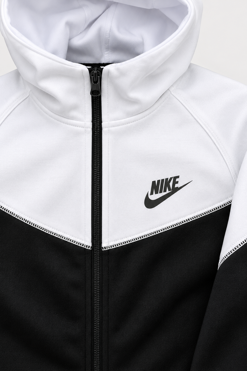 Nike Tech Fleece - White/Black — детали на кројот и шевовите