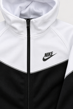 Nike Tech Fleece - White/Black — детали на кројот и шевовите