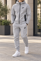 Nike Tech Fleece - Grey — изглед на модел во градска сцена