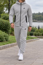 Nike Tech Fleece - Grey — изглед на модел на прошетка
