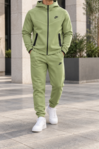 Nike Tech Fleece - Olive — изглед на модел во градска сцена