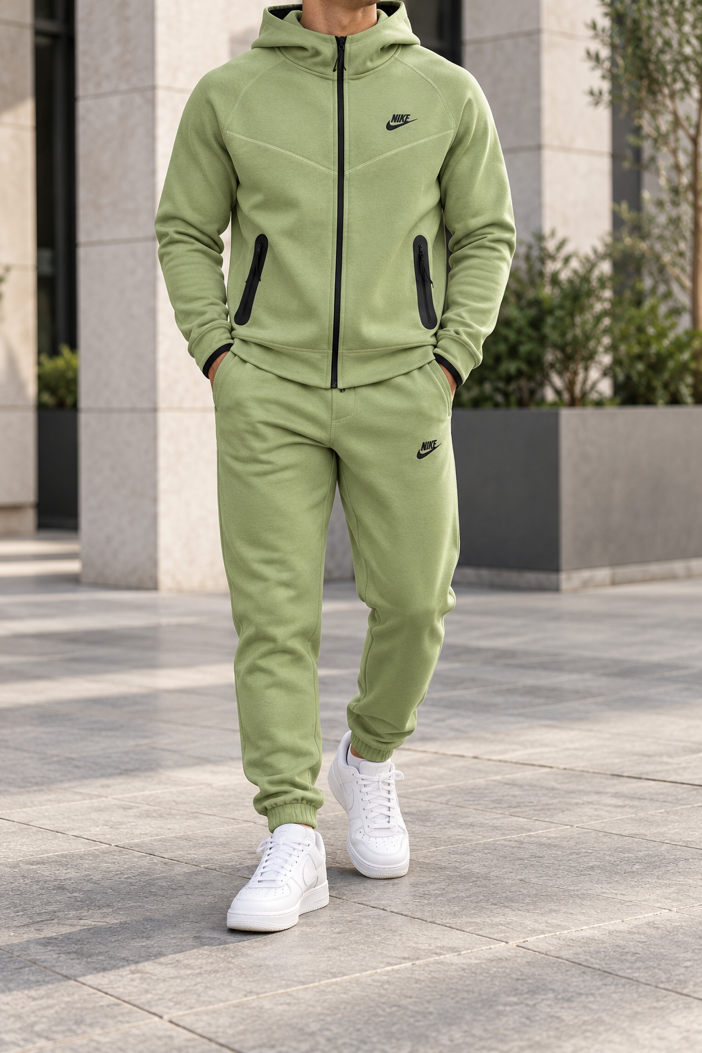 Nike Tech Fleece - Olive — изглед на модел во градска сцена