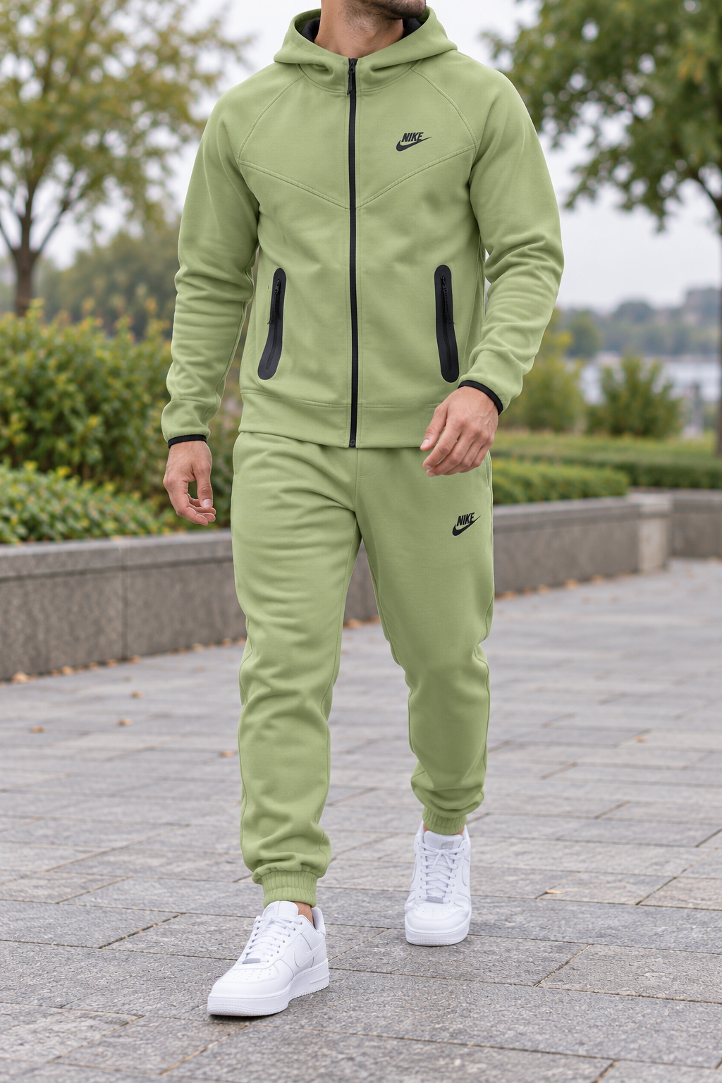 Nike Tech Fleece - Olive — изглед на модел на прошетка