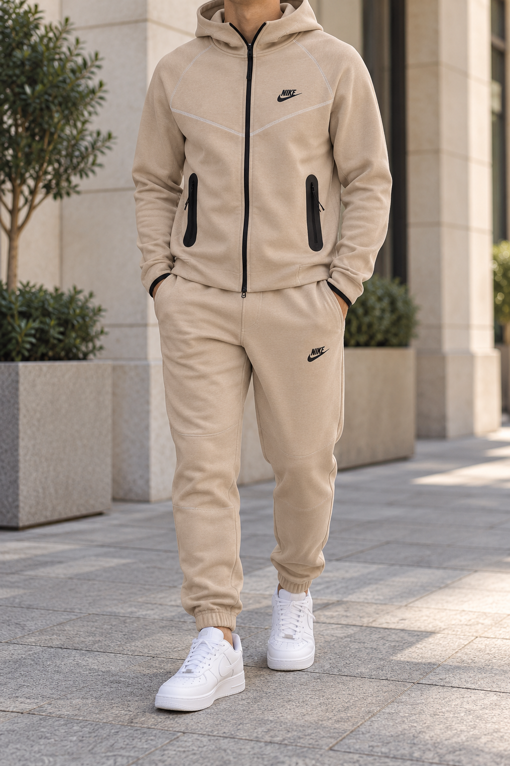 Nike Tech Fleece - Sand — изглед на модел во градска сцена