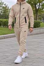 Nike Tech Fleece - Sand — изглед на модел на прошетка