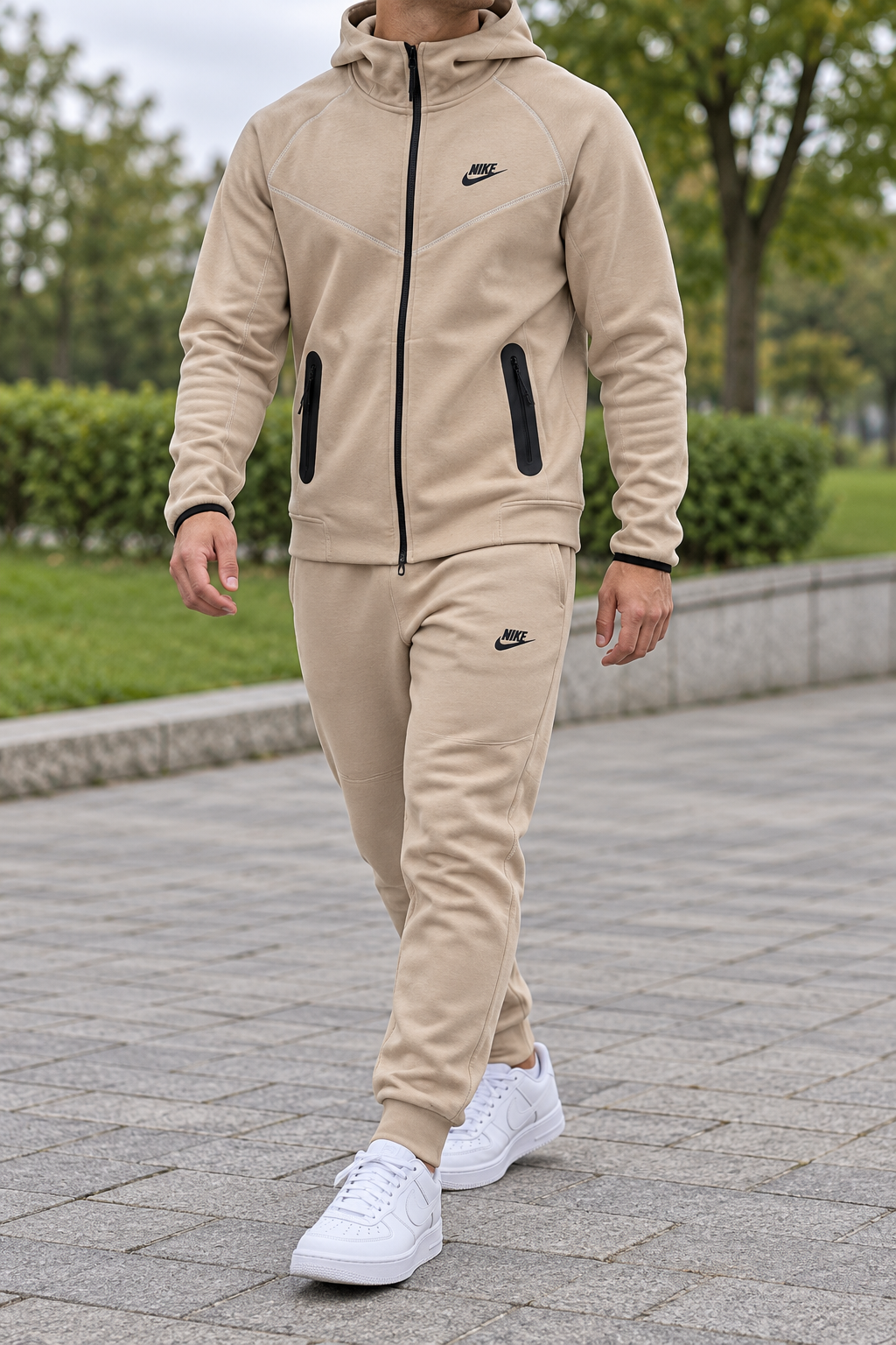 Nike Tech Fleece - Sand — изглед на модел на прошетка