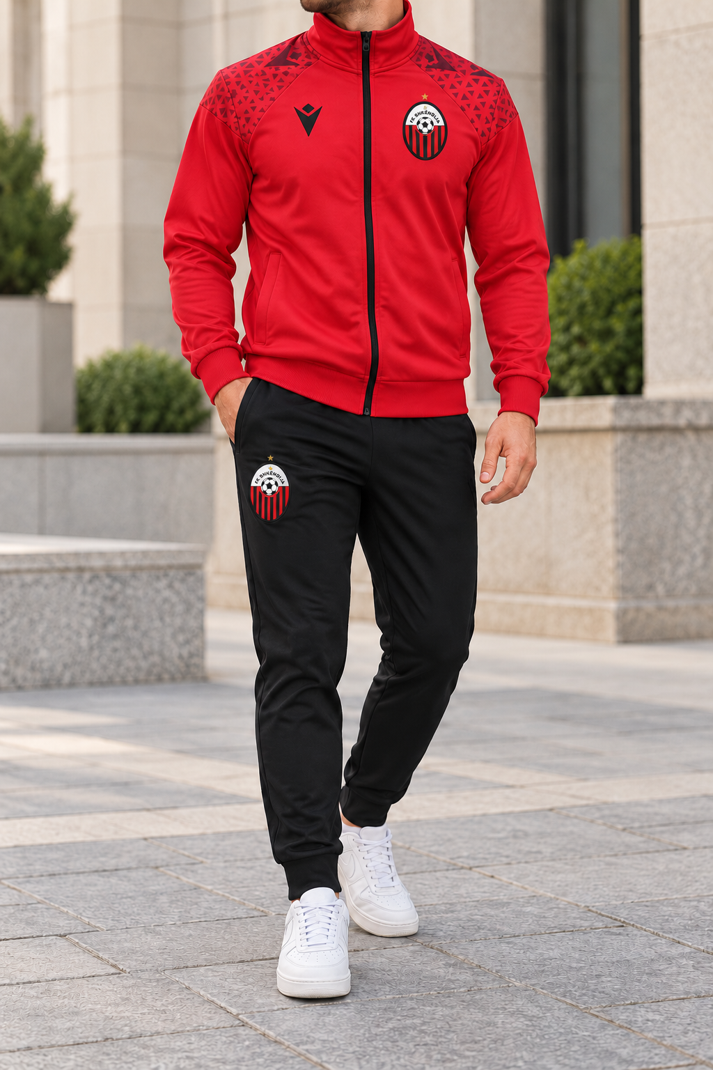 Шкендија Macron - Red/Black — изглед на модел во градска сцена