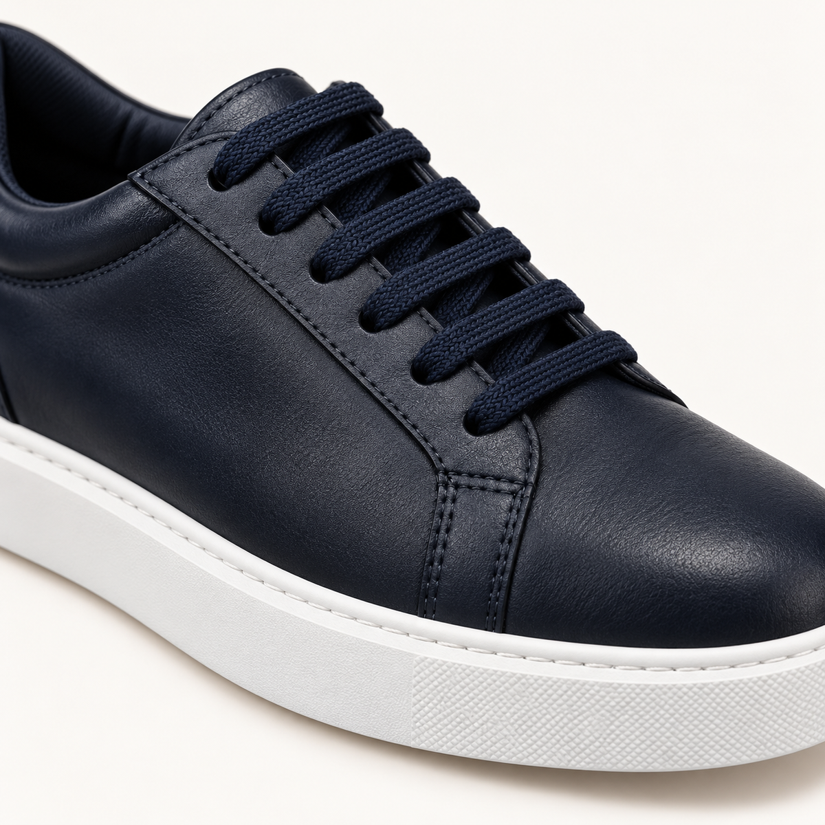 Urban Court - Navy / White — детали на горниот дел и ѓонот